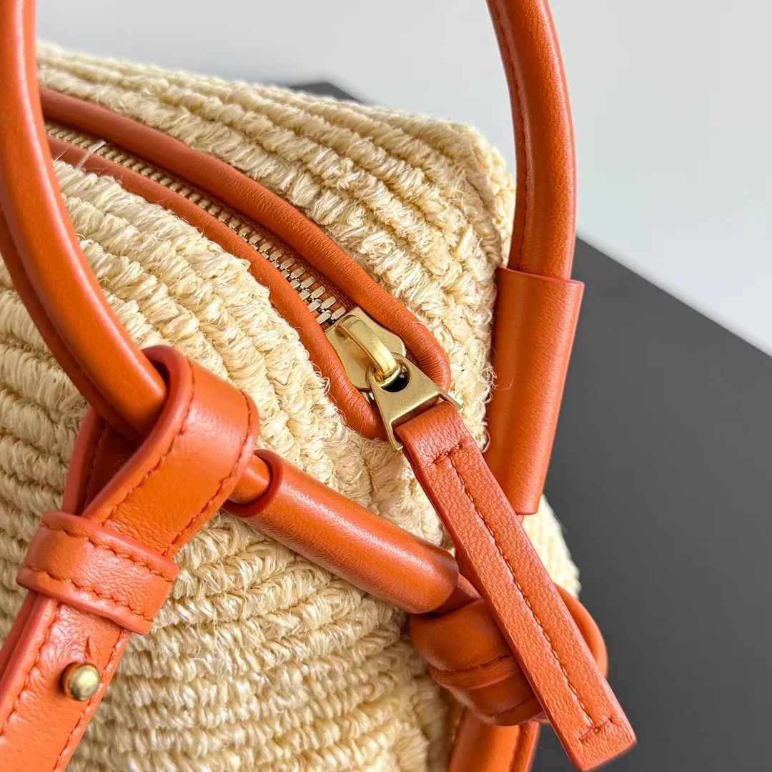 Batch 1560 BOTTEGA VENETA2025summer new burnt orange raffia loop👋🏻This small loop directly grows on my aesthetic point💥! The oversized buckles on both sides are amazing. The bag can be folded and used as a handle. You can easily switch between shoulder, crossbody and handbag, unlocking N ways to carry it✨! Iconic knot decoration, instantly recognizable as high-end! It is made of a super special raffia blended material, and the texture is ridiculously exquisite! Small-batch dyeing makes each bag unique in color. Carry it on the street in summer and slay the whole crowd! ! Traveling with the new color matching of BV Loop👜 is just like a vacation! Weaved with raffia, it is full of natural texture and summer style; paired with orange leather parts, the color contrast is sharp and fashionable. The overall style is casual yet sophisticated, suitable for matching with holiday or casual clothing, and can add highlights to your outfit. ✨The summer limited edition raffia is paired with bright orange, full of vitality! Wear it on your back and go on vacation together⛱️🍹 Style number: 19*12*9cm